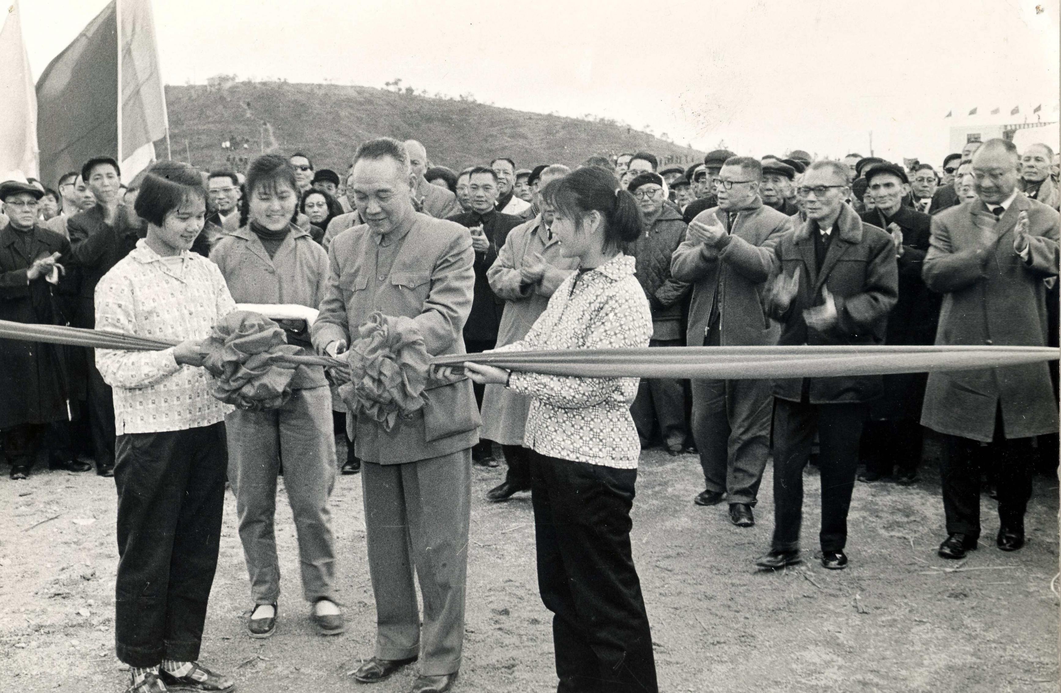 1965年2月27日，廣東省副省長林李明在東江—深圳供水首期工程竣工典禮上剪綵。後排右起為香港中華總商會副會長王寬誠、香港工聯會會長陳耀材、香港中華總商會會長高卓雄等。（圖片由作者提供）