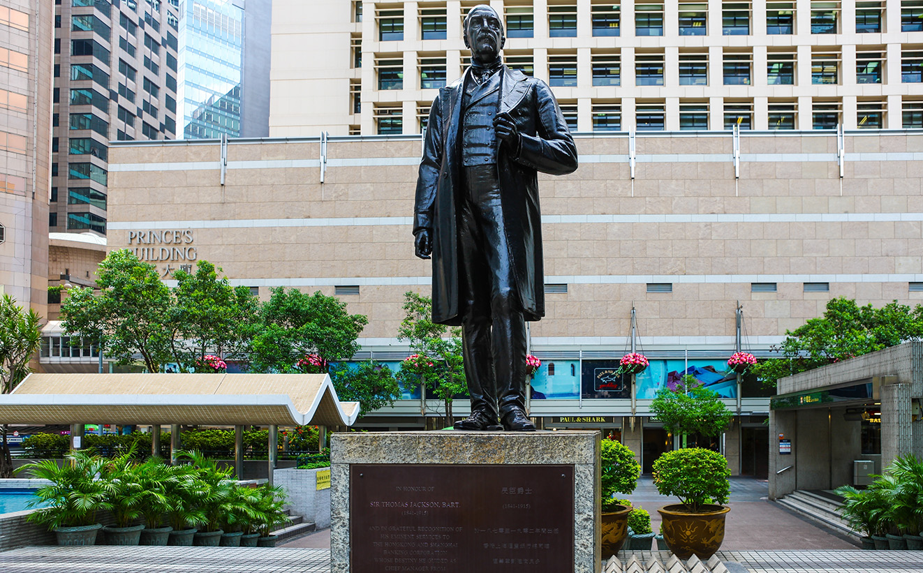 金鐘皇后像廣場全盛時期共有9個銅像，現時只剩昃臣爵士一個。（圖片來源：Shutterstock）