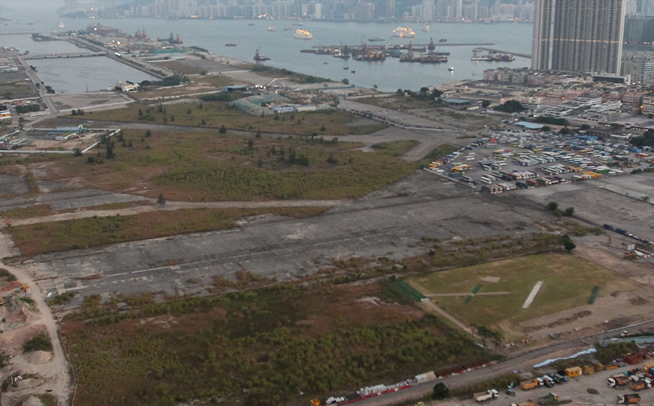 自啟德機場結束營運後，機場地盤一直被用作多種臨時用途，例如公眾填料庫、汽車展銷及娛樂設施等。（網上圖片）