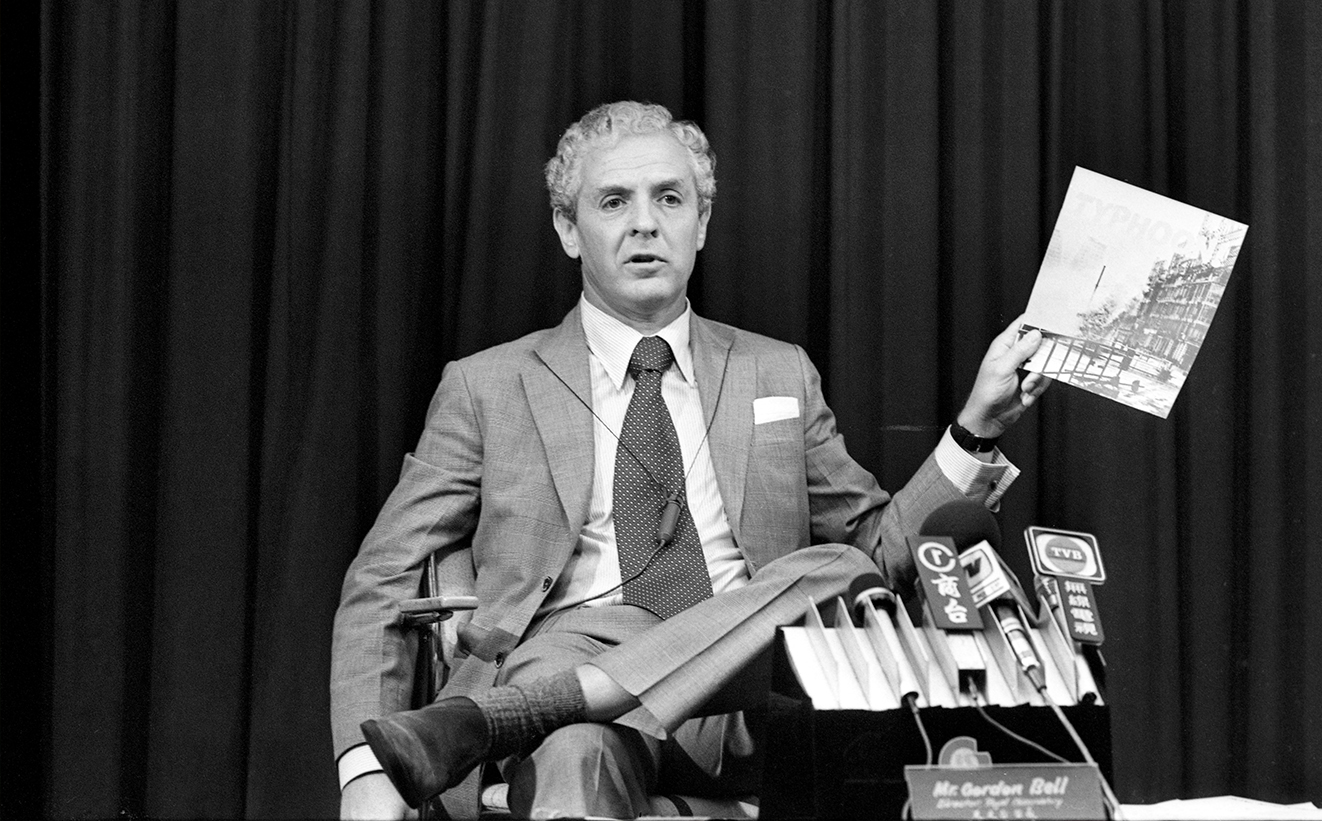 1977年，時任天文台台長鍾國棟發布利用超短波進行天氣報告，市民把收音機調校至指定波段，每五分鐘便可聽到中英文天氣報導，不過播放時間僅為朝九晚五。（圖片來源：Getty Images)