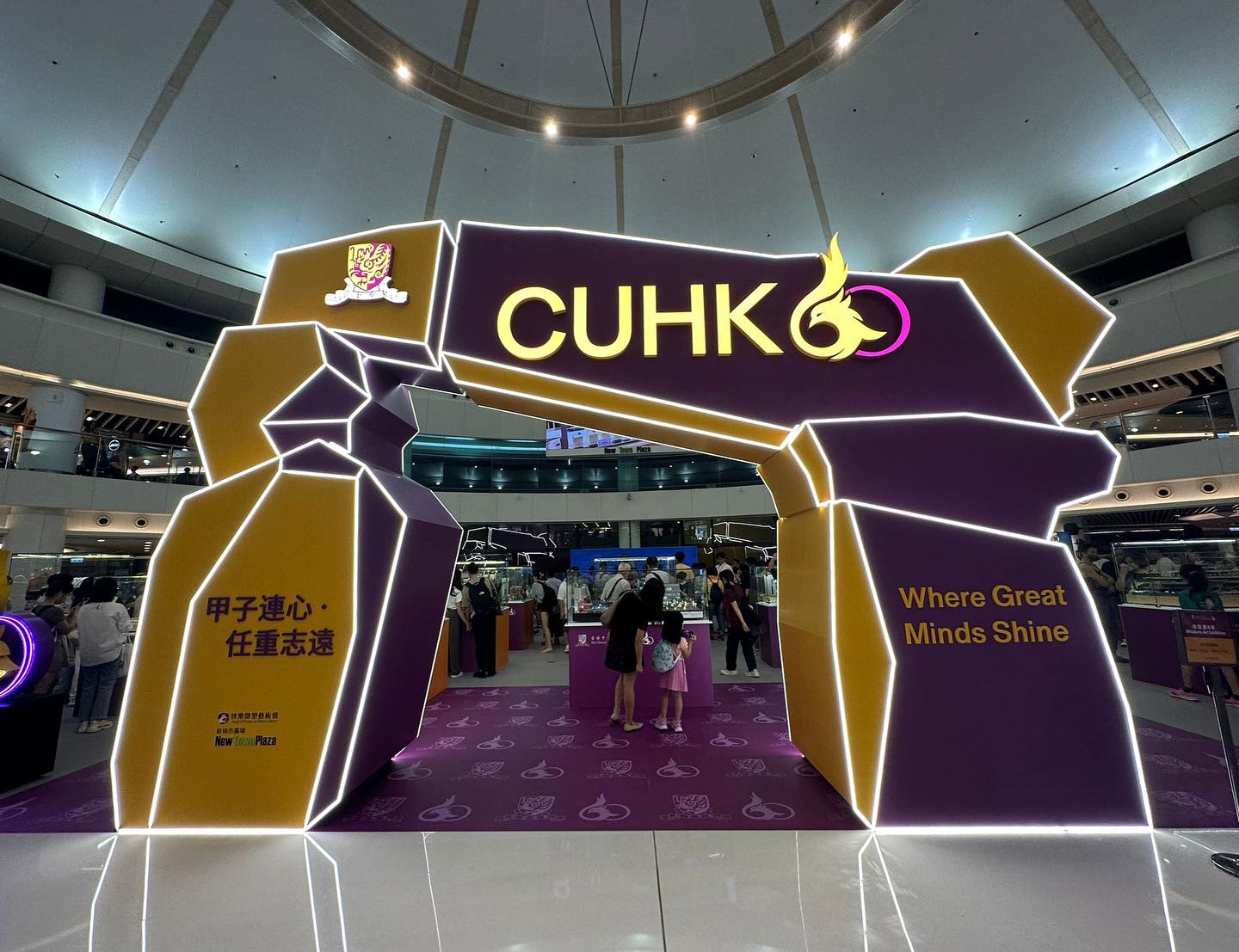 展覽現場更搭建了4.4米高可亮燈的仲門，供參觀人士打卡。（圖片來源：快樂微型藝術會Facebook專頁）