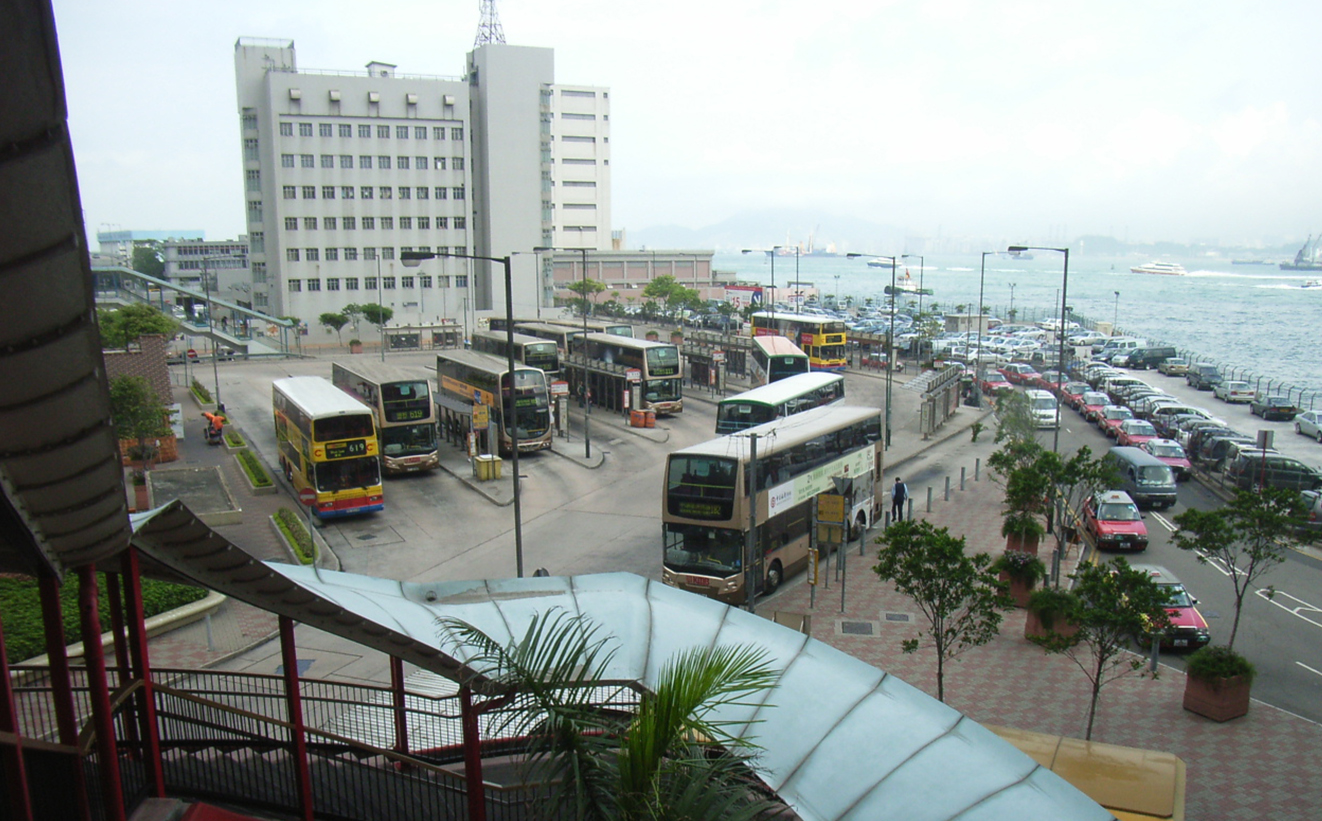 港澳碼頭旁的巴士總站曾稱為「大笪地」。（圖片來源：creative commons）