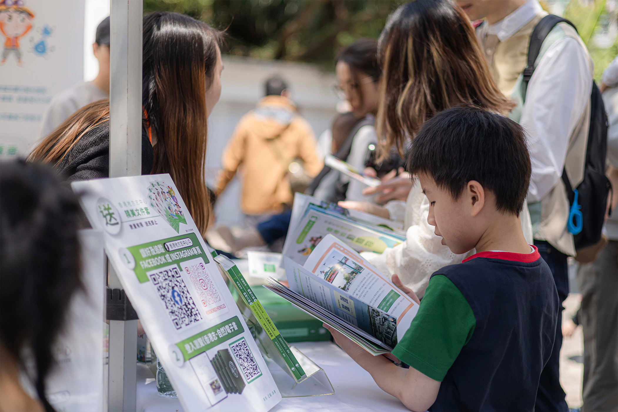 《香港志》展位亦展出《美麗香港—自然之旅》補充讀物，吸引大批市民閱讀。