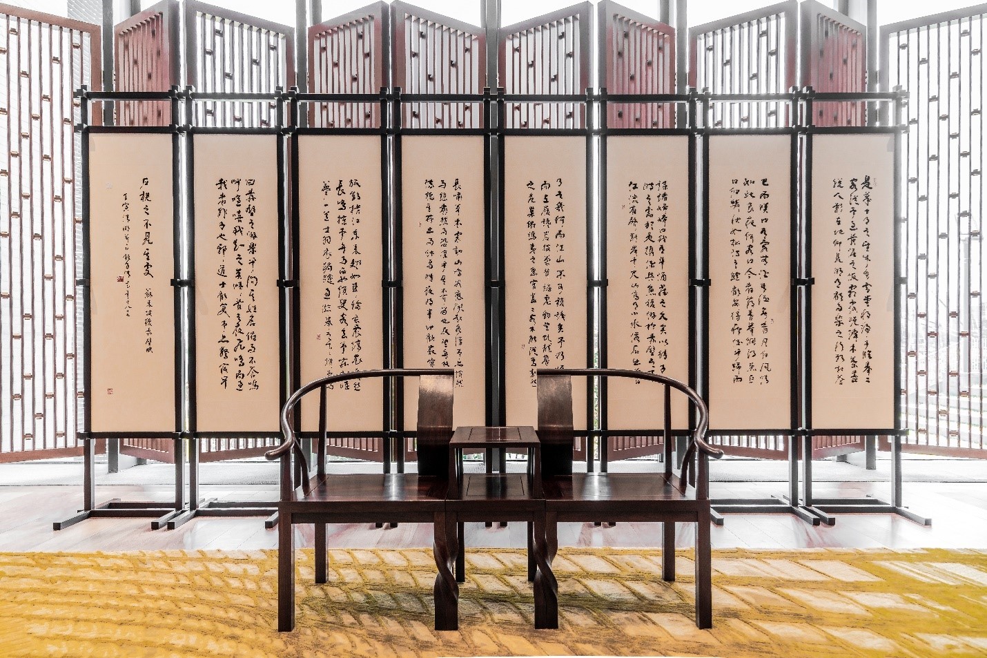 施子清「後赤壁賦」（後）和劉小康「明式繞腳椅」（前）（圖片來源：香港地方志中心）