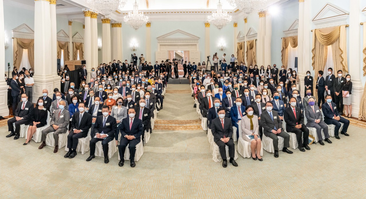 多名特區政府主要官員、中央駐港機構代表，40多個國家的駐港領事、10多個外國商會及國際機構代表，以及本港各界的社會賢達和專家學者出席活動，共同見證《香港志》首冊英文版出版的歷史時刻。