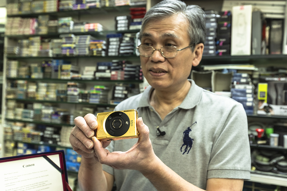 Canon周年紀念版的APS相機的機身金光閃閃，非常搶眼。