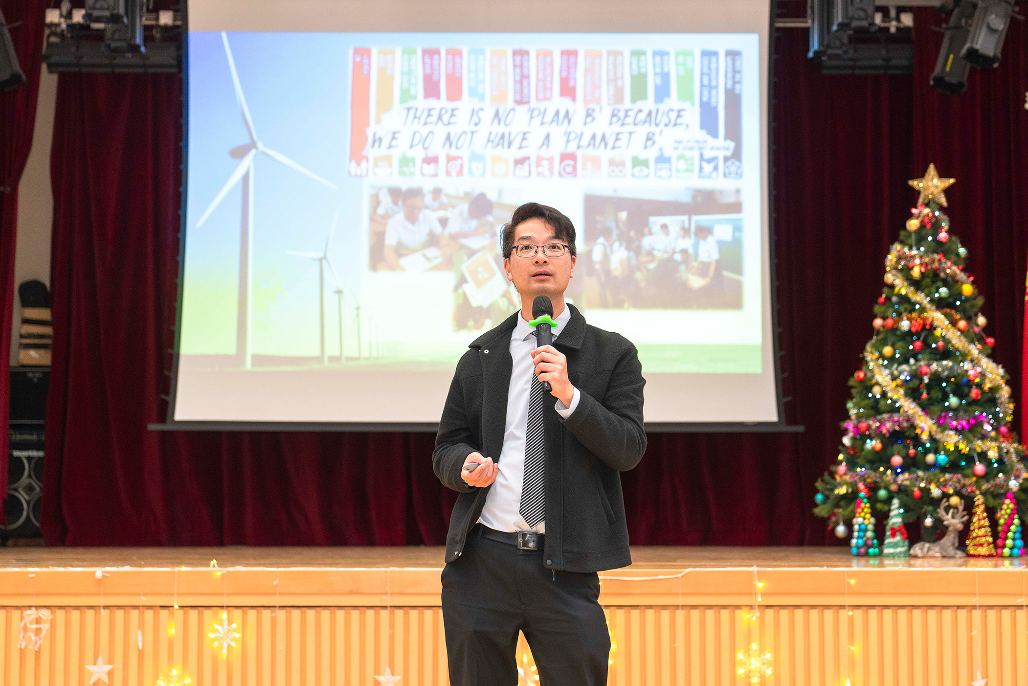中華基金會中學何廸信校長及學生代表分享「中學自然科學的推行」。