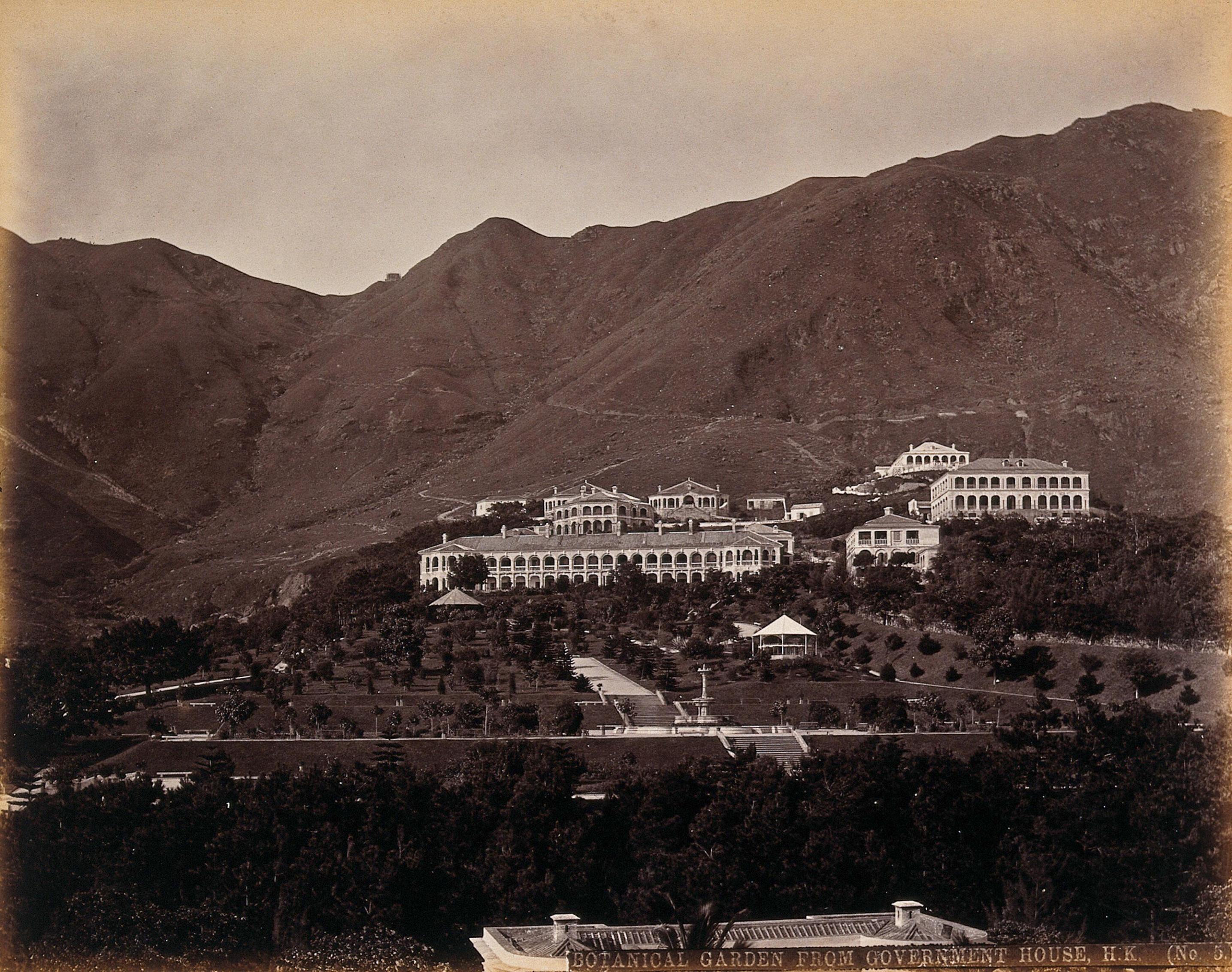 從港督府眺望香港植物公園（相片中央），可見山頂一帶山頭光禿，約1873年拍攝。 （圖片來源: Wellcome Collection. Hong Kong: Botanical Gardens and Albany, looking south from Government House. Photograph by W.P. Floyd, ca. 1873. ）