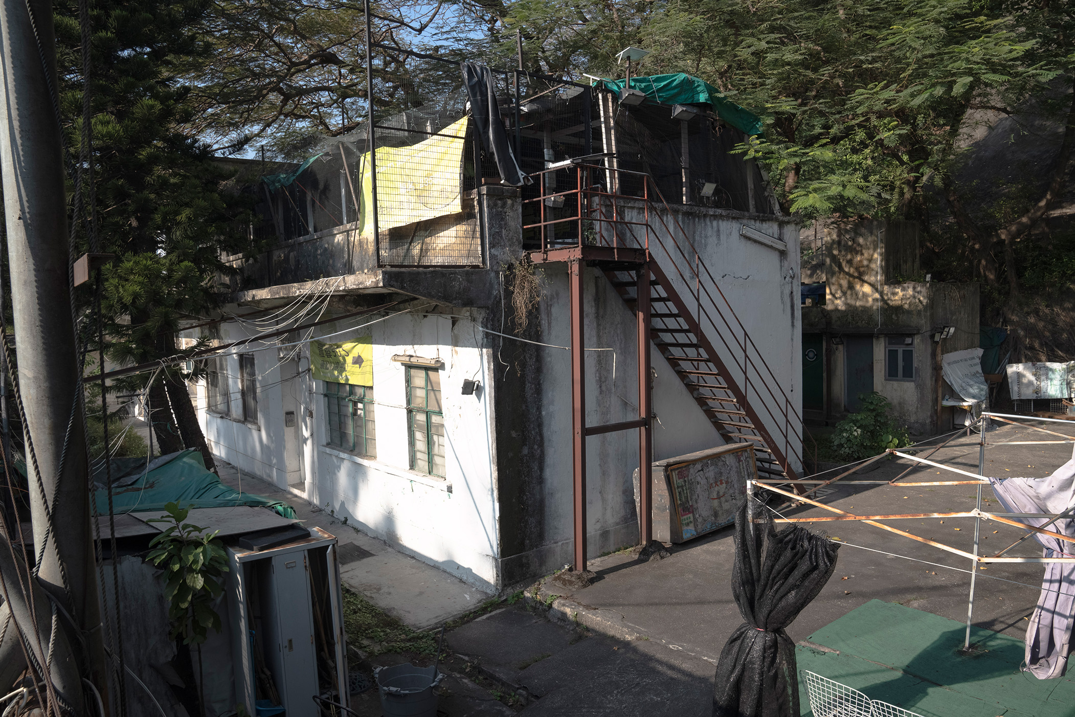 四山公校已停辦，現時由新域劇團及體藝90’S康體訓練中心使用。 