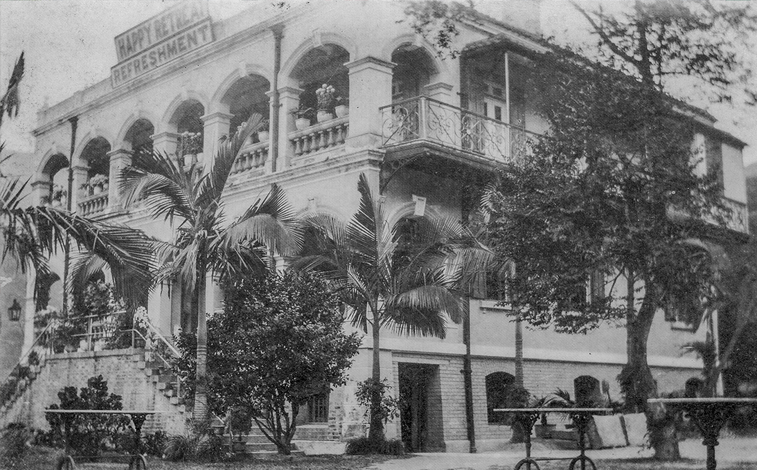 約1906年開業的跑馬地愉園遊樂場。1922年遊樂場結業後，圖中的建築物成為後來第一代的養和醫院。（圖片來源：鄭寶鴻提供）