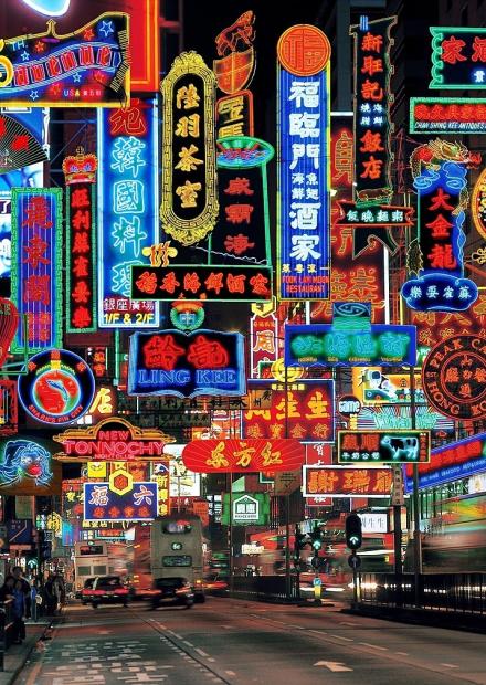 1965年的旺角彌敦道街景，右起龍鳳大茶樓、新雅大酒樓和瓊華酒樓（今瓊華中心位置）。每逢中秋佳節，酒樓外霓虹燈招牌和裝飾年年換畫，為傳統月餅的味覺，增添難忘的視覺集體記憶。（相片由筆者提供）