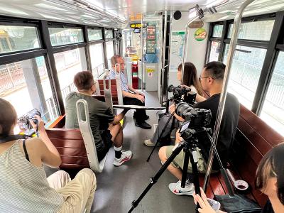 鄭寶鴻以電車遊方式拍攝訪問